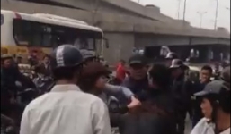 Clip: Vợ đánh ghen, bị chồng đánh túi bụi ngay giữa phố